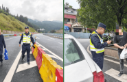 高速交警武隆大队快速救助高速行走群众