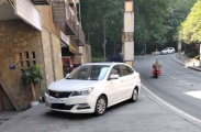上油房沟这个车一停就是一两天，不晓得还停还久，你说现在停车难收费贵我能理解，但停边上不收费你不要横着停，...