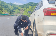 内勤民辅警化身“高速修理工” 换胎解困暖人心
