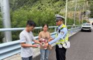 高速交警紧急救助突发不适货车驾驶人  暖心护航保平安