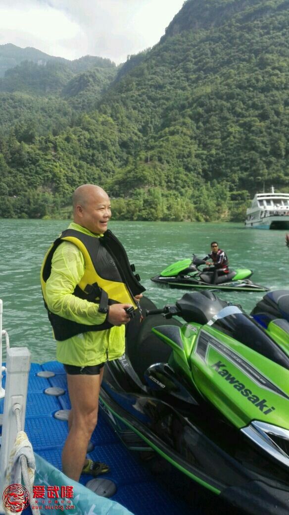 Ck150GwMZx05.jpg