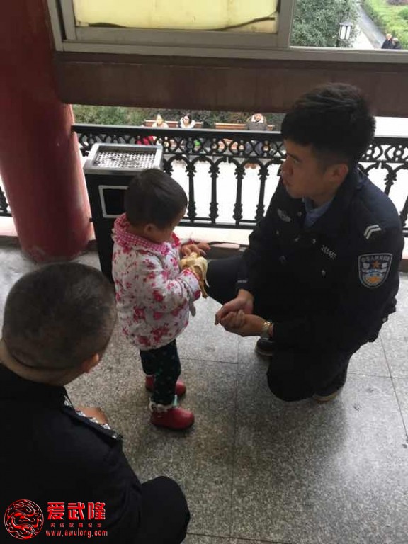 民警叔叔买香蕉给小女孩吃.jpg