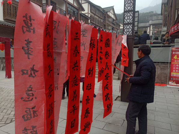 重庆市武隆区总工会信息2019年第六期：区总工会开展书法文化惠民活动（二）554.png
