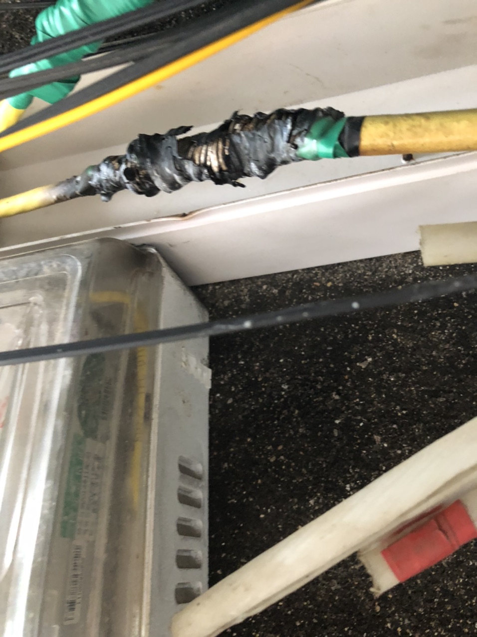 安全隐患:大山柴火鸡楼顶的电网形如蜘蛛网,甚至有的电线还烧破了皮