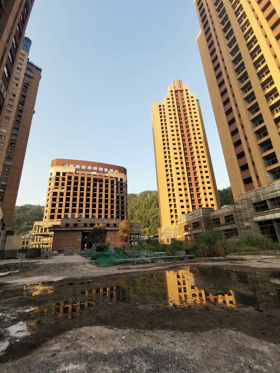 隆城国际小区大楼烂尾好多年了,天啦!