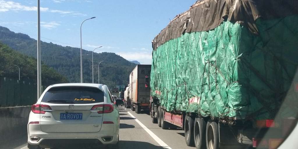 土坎高速段怎麼堵車了?急著上重慶呢