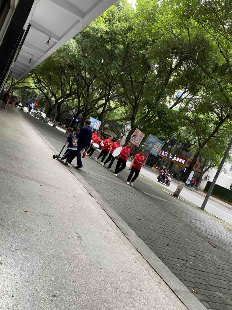 街上些打鼓的声音真的是越来越大了,太吵人了