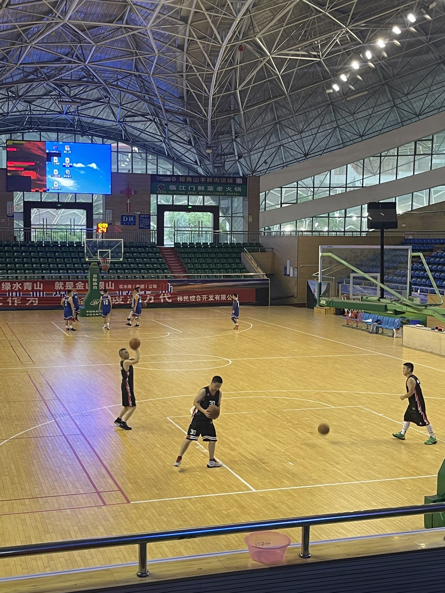 有人来体育馆看球赛么