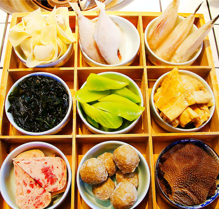 12元 香菜牛肉   18元 当日时蔬   8元 网红九宫格菜品(精选毛肚