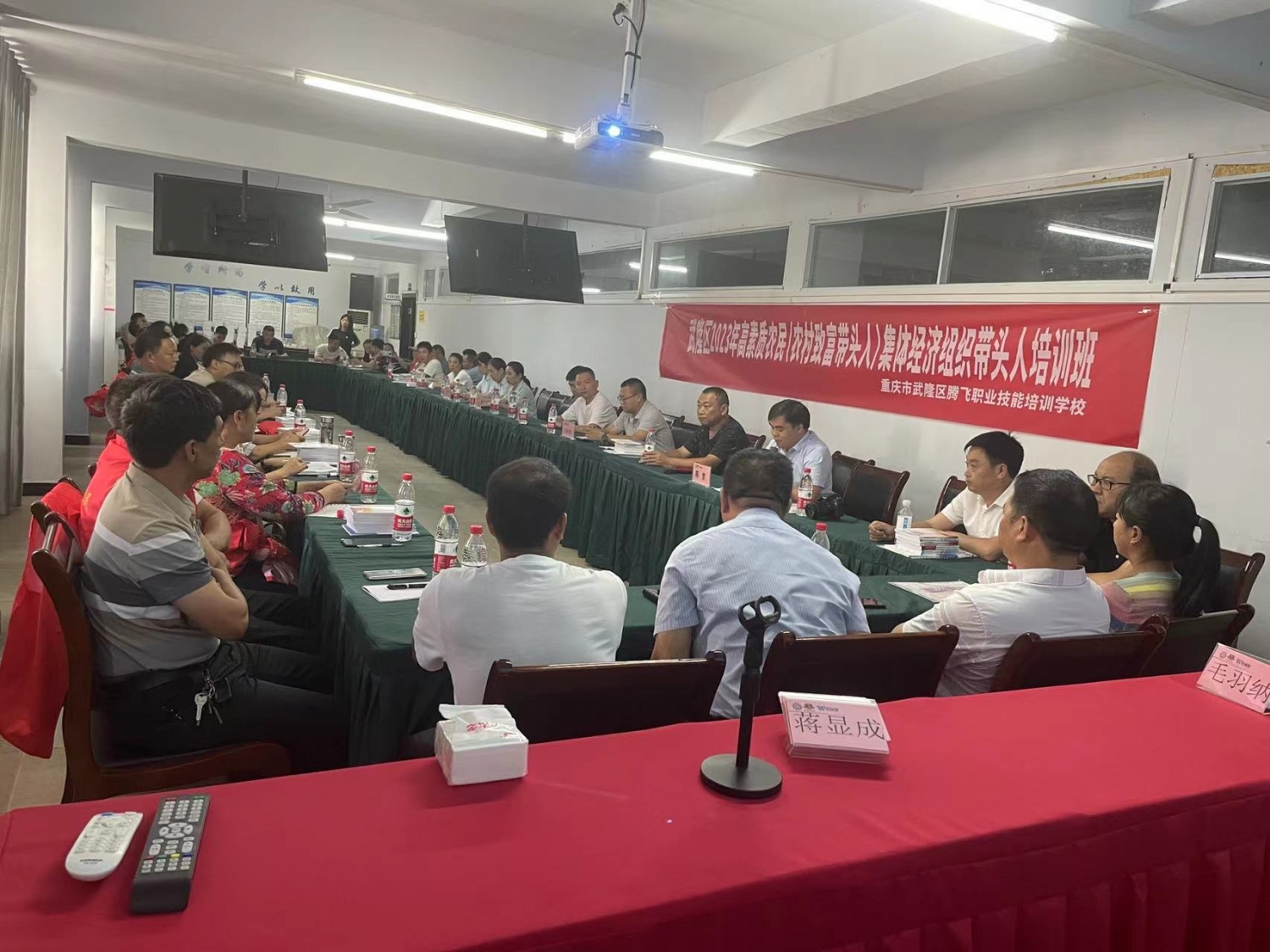 金融保险政策交流座谈会.jpg