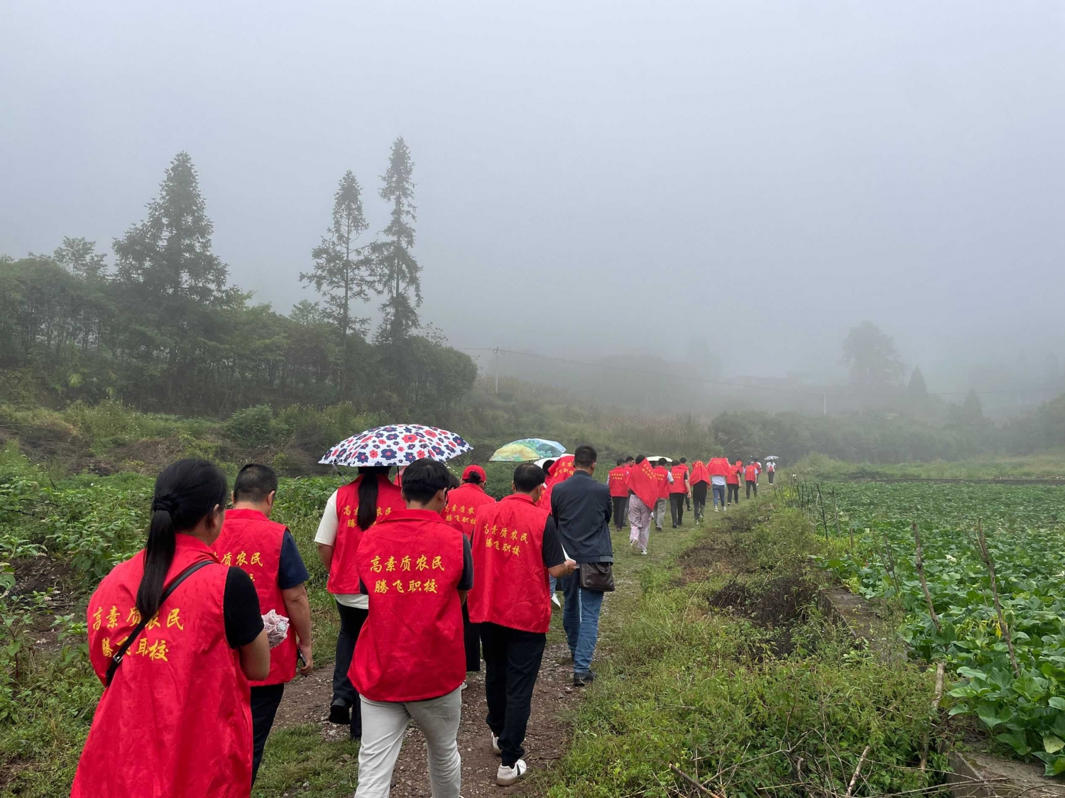 学员在黔江基地交流学习.jpg